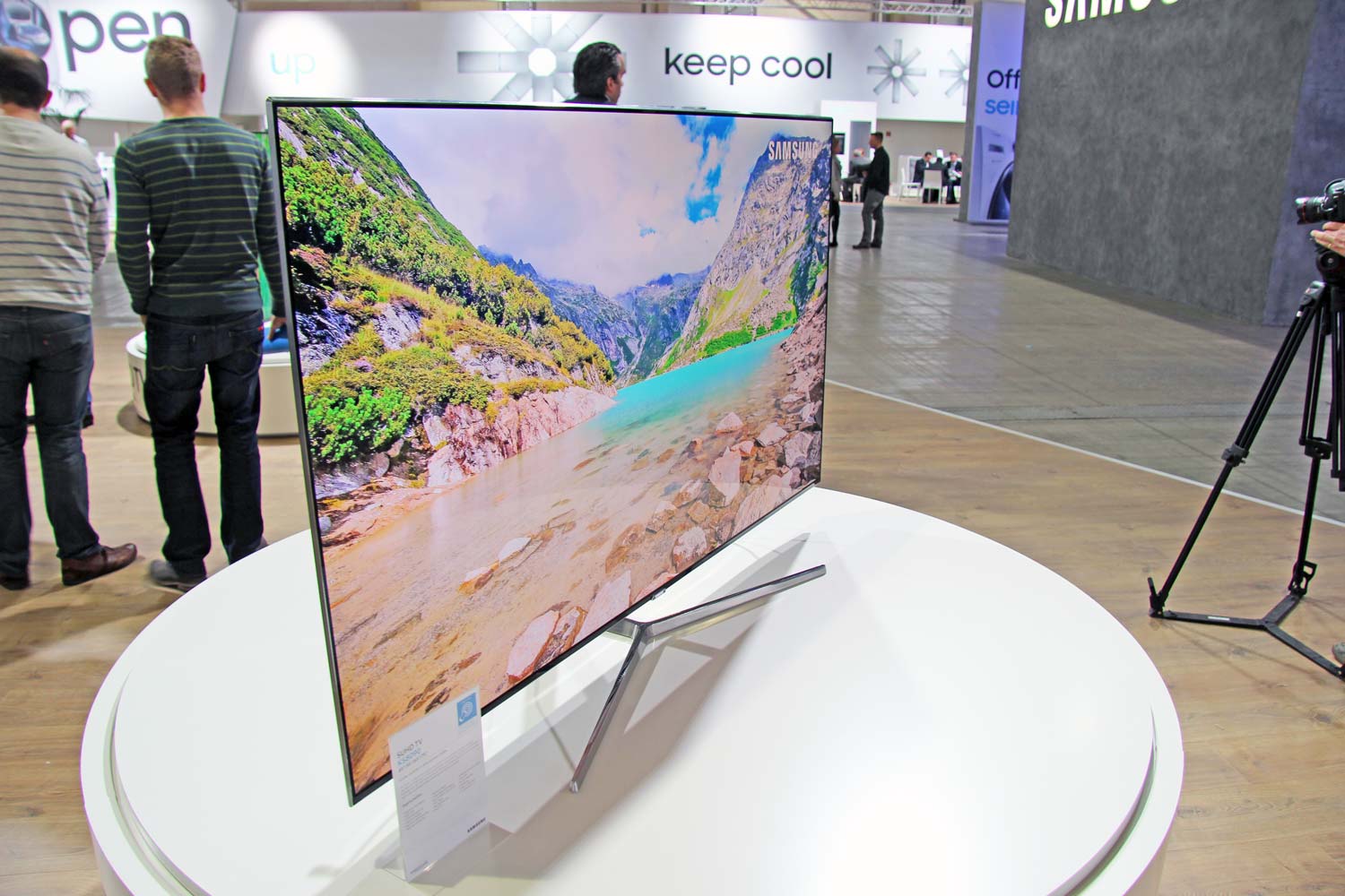 KS8090 SUHD TV aus der Perspektive