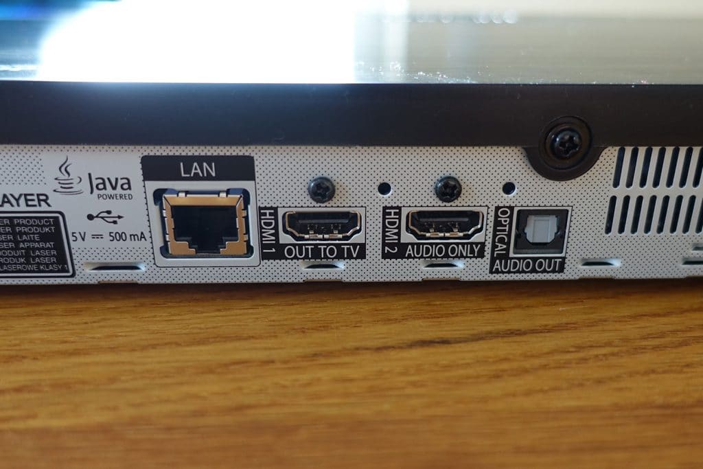 Auf der Rückseite des LG UP970 erwarten uns zwei HDMI-Ausgänge (2.0 und 1.4), Gigabit-Lan sowie ein digital-optischer Audio-Ausgang
