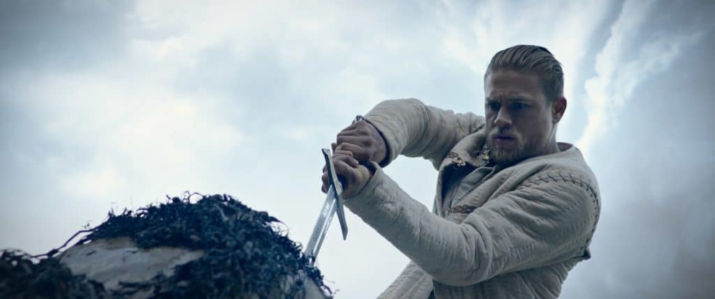 Arthur (Charlie Hunnam) zieht das Schwer Excalibur aus dem Stein und hat daraufhin Anspruch auf des Königs Thron