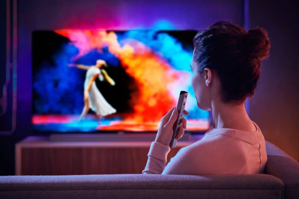 Der Philips 65OLED973 wurde schon für das Frühjahr 2018 angekündigt. Die neue Fernbedienung gab es auf der IFA bereits als Prototypen zu sehen