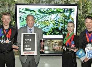 LG Verantwortliche präsentieren einen Teil der Auszeichnungen vor dem neuen W8 SIGNATURE OLED TV