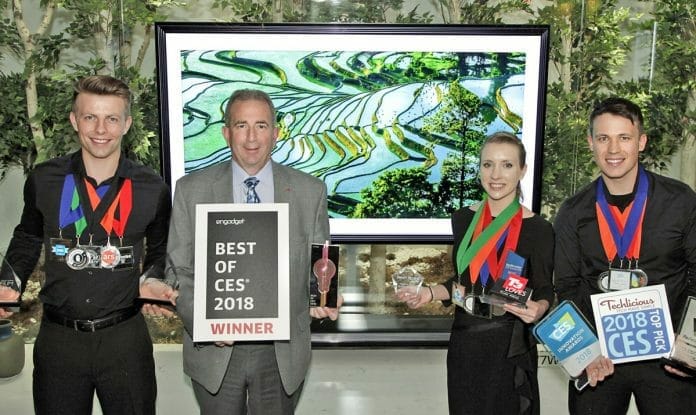 LG Verantwortliche präsentieren einen Teil der Auszeichnungen vor dem neuen W8 SIGNATURE OLED TV