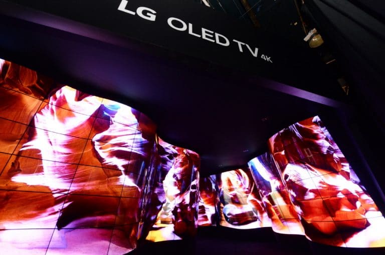 OLED-Canyon heißt Besucher am Messestand von LG willkommen (CES 2018)