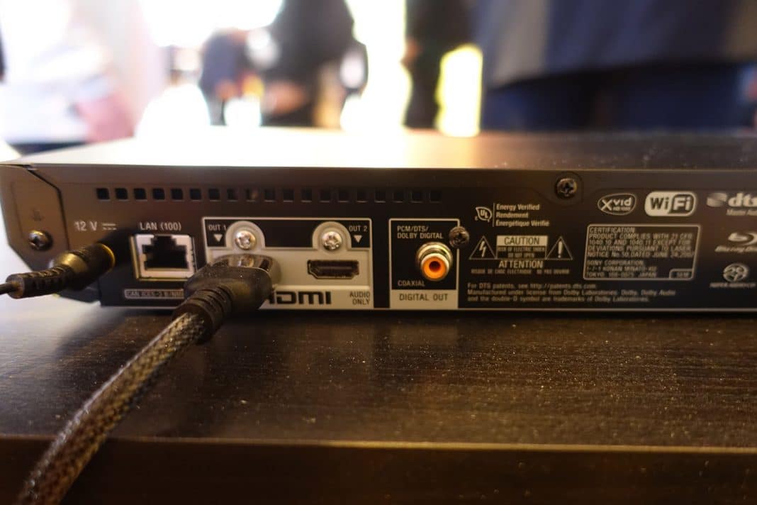 Alle wichtigen Anschl&uuml;sse vorhanden, inkl. Twin-HDMI und Wifi