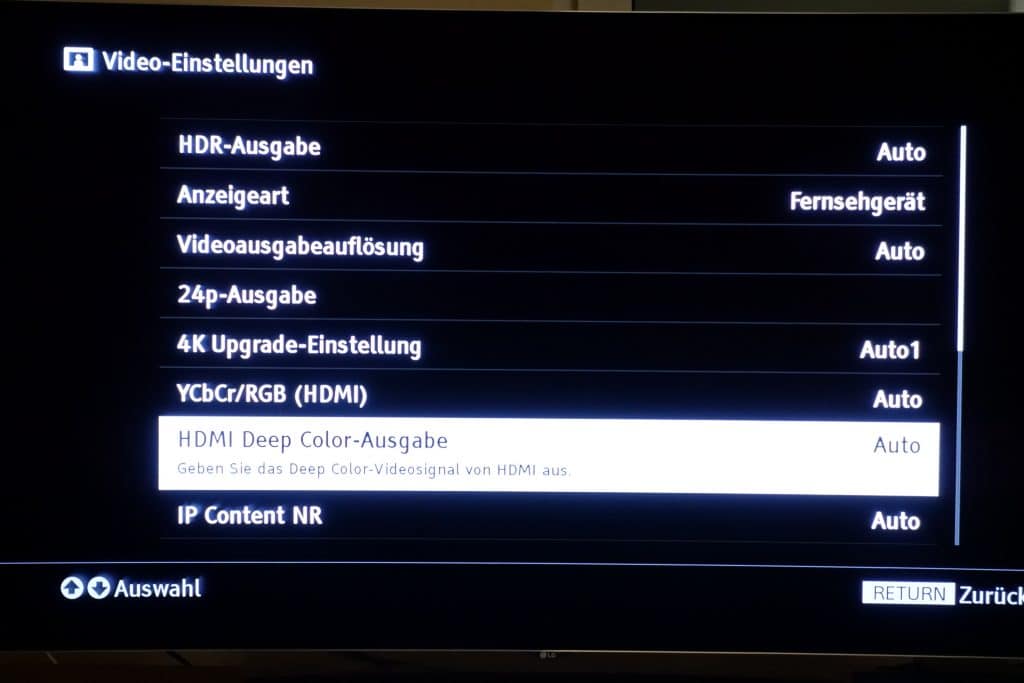 Die HDMI Deep Color Ausgabe steht standardmäßig auf "Auto". Als weitere Option steht "Aus" zur Verfügung, welches aber auch keine Besserung bringt