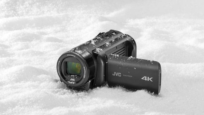 Schlechtes Wetter ist dem JVC GZ-RY980 4K Camcorder egal. Geschützt gegen Wasser, Stöße, Frost und Staub.