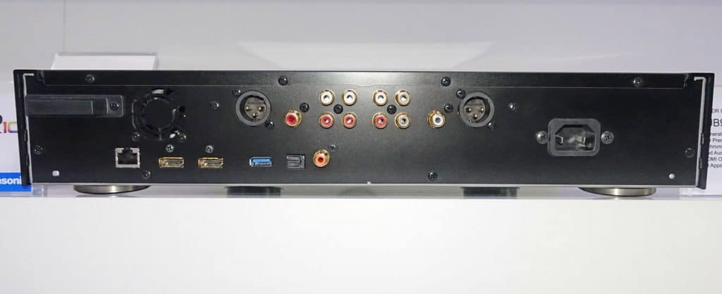 Die Rückseite des UB9000 präsentiert weitreichende Anschluss-Möglichkeiten inkl. Twin-HDMI, ausgewogenen analogen 2-Kanal XLR-Anschlüsse und analoge 7.1-Kanal Ausgänge (natürlich vergoldet)