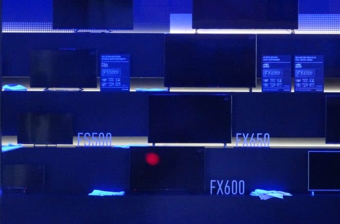 Die FSW404 (nicht im Bild) & FSW504 Modelle neben der 4K-Einstiegsserie FXW604