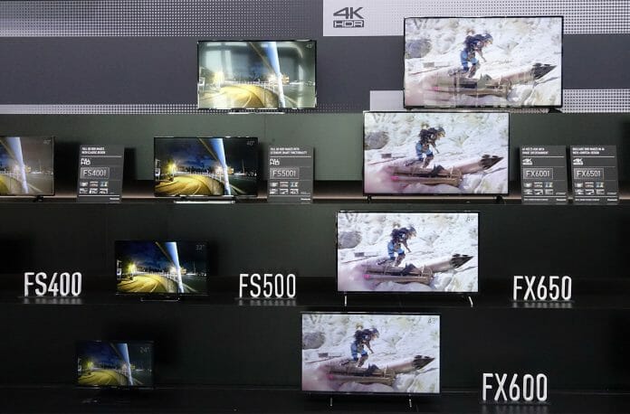Die FXW604 & FXW654 Modelle gibt es in Größen von 40 bis 65 Zoll, hier neben Panasonics Full-HD Range