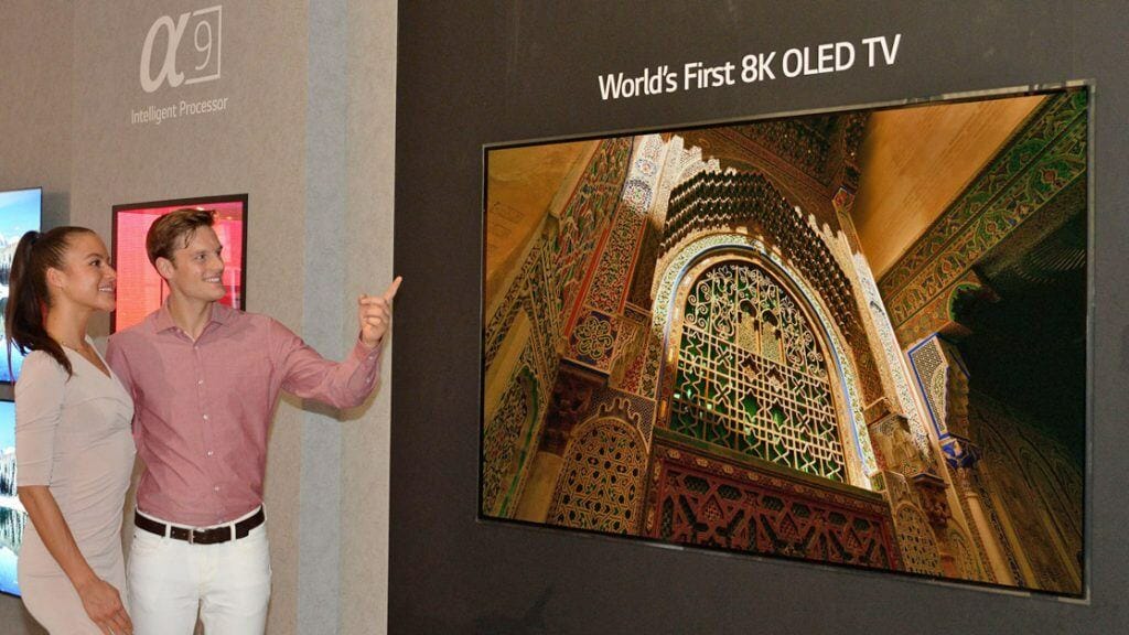 Strahlen um die Wette: LGs 8K OLED in 88 Zoll und zwei Mitarbeiter von LG