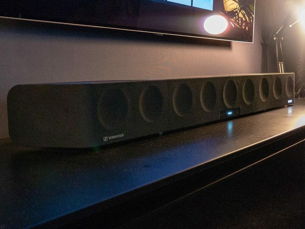 Alles in einem: Der AMBEO-Soundbar ist ein 5.1.4 Soundbar mit Dolby Atmos, DTS:X und MPEG-H Unterstützung. Der Formfaktor ist doch recht groß, dafür überzeugt der Klang!