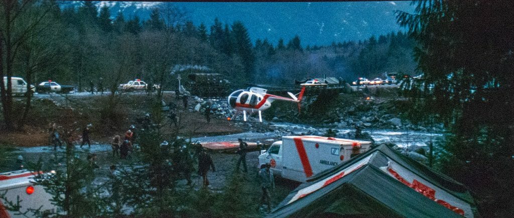 Die Farbpalette von "Rambo - First Blood" ist nicht unbedingt sehr breit. Viel dunkles Grün, Grau sowie ein paar rote "Farbkleckse". Man beachte die gut lesbare Schrift auf der Ambulanz