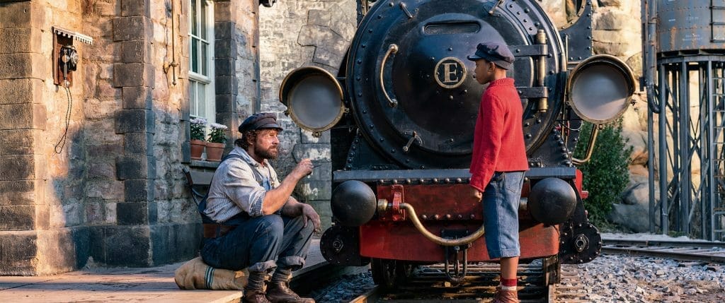 Lukas und Jim Knopf (Solomon Gordon) gönnen der Lokomotive Emma eine Pause