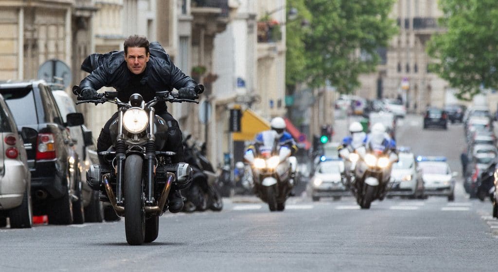 Man muss Tom Cruise hoch anerkennen, dass er so viele Stunts wie möglich selbst macht. Da ist die wilde Fahrt auf einem Motorrad ohne Helm wohl eine seiner leichtesten Übungen