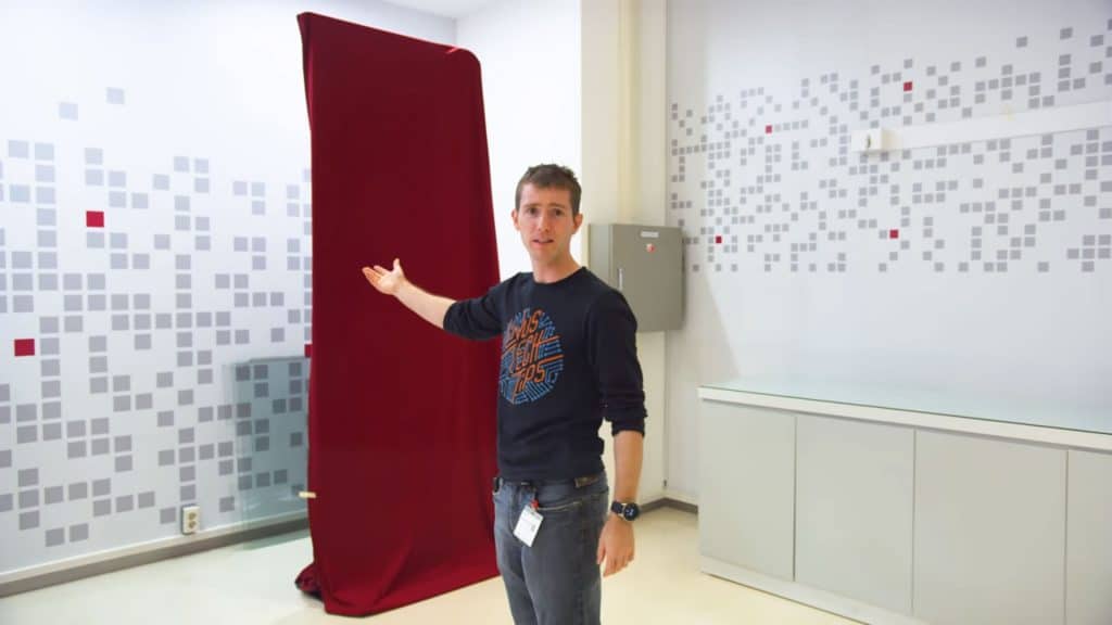 In einem von LG gesponsorten Video von Linustechtips ist kurz ein verhülltes Modell zu sehen. Bei dem Aufbau könnte es sich um den rotierenden OLED-TV im Hochkant-Modus handeln. 