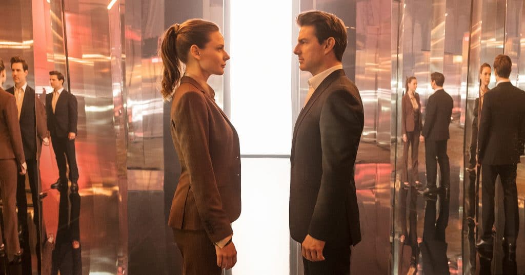 Lisa Faust (Rebecca Ferguson) und Ethan Hunt (Tom Cruise) inspizieren sich ganz genau