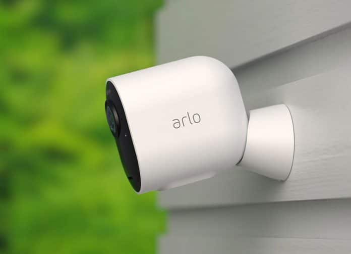 Die Arlo Ultra 4K HDR Überwachungskamera eignet sich dank Nachtsicht für Einsätze im Haus oder Draußen
