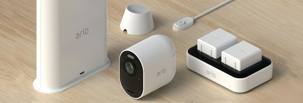 Die Arlo Ultra kommt mit Smart Hub Aufnahmestation, Halterung, extra Akkus und Ladestation