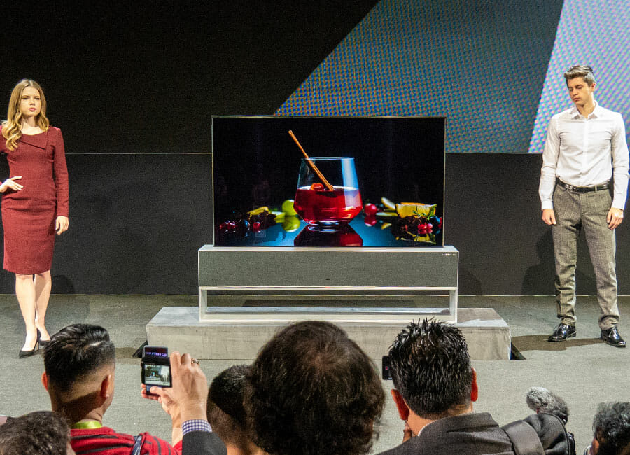 Der LG Signature OLED TV R ist der weltweit erste aufrollbare TV!