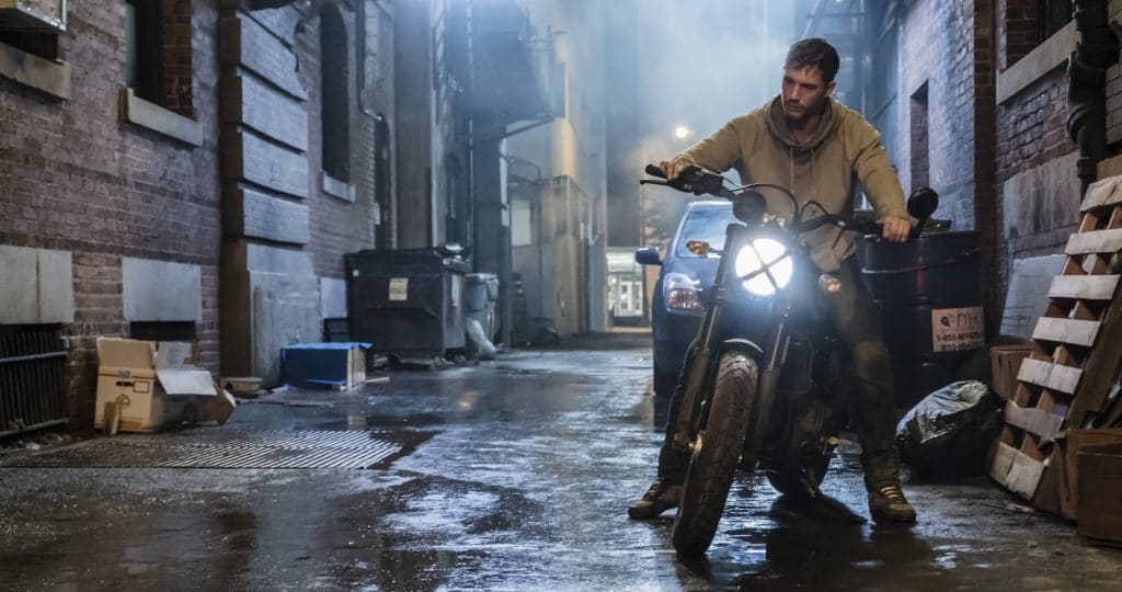 Eddie, gespielt von Tom Hardy, wird unfreiwillig mit einem Alien-Virus infiziert