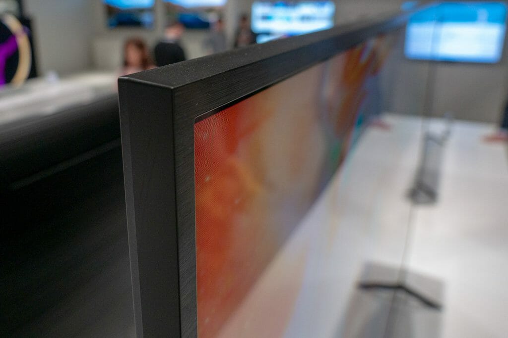 Samsung setzt wie bei allen seiner QLED-TVs auf das 360 Grad-Design. 