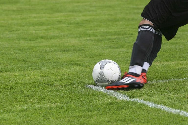 Champions League nur im Pay-TV: Medienwissenschaftler kritisiert die UEFA