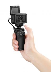 Die RX0 II im "Selfie Modus" mit der im Lieferumfang enthaltenen VCT-SGR1 Halterung.