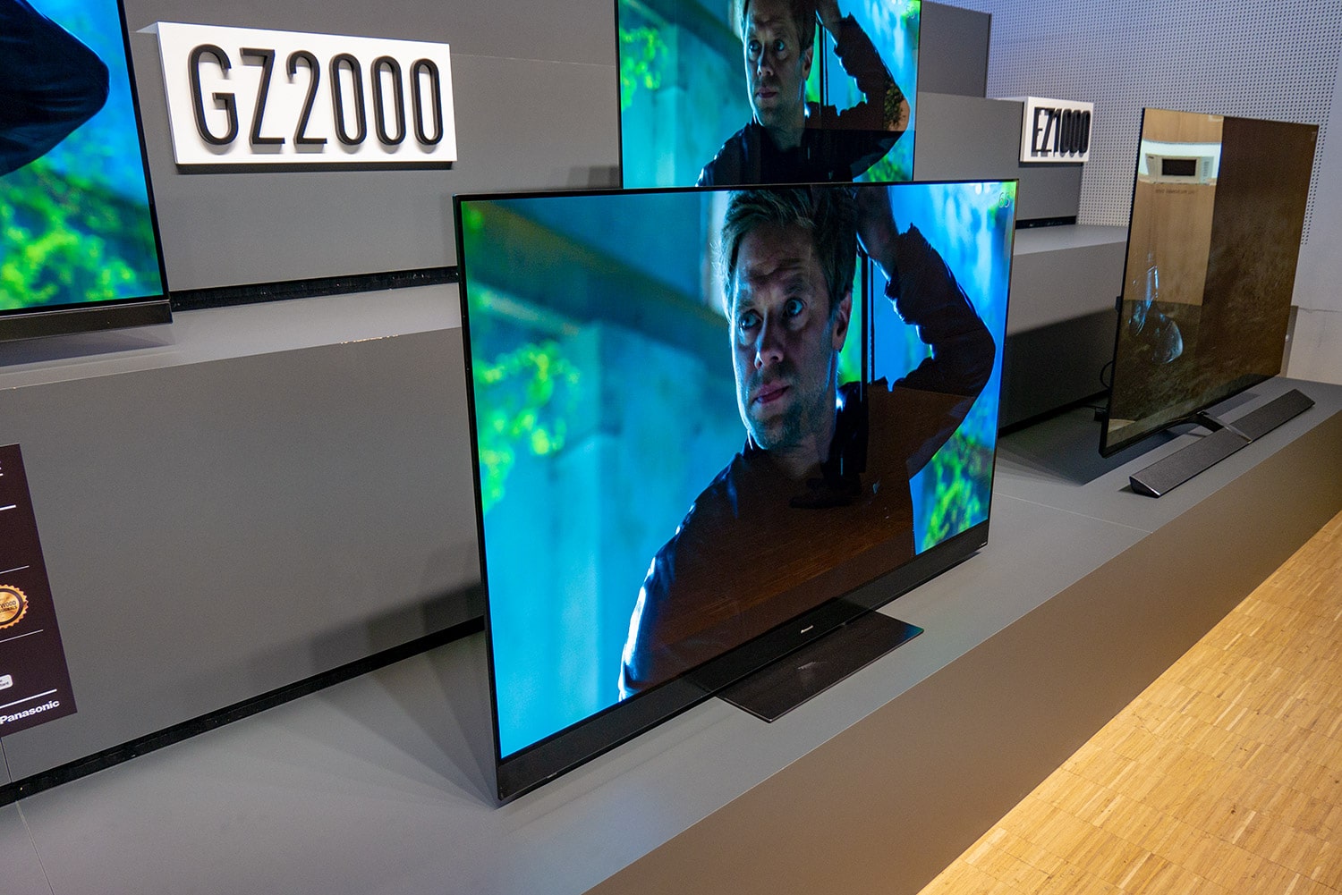 Телевизор oled hdr. OLED TX-65ez950e. Телевизор Панасоник 2019. Мебель для ТВ OLED 55 Zoll neu Ulm.