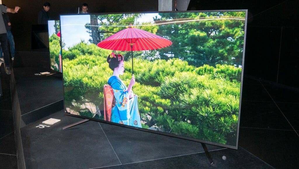 Der ZF9 Bravia 4K HDR TV hat ein eher unauffälliges Design. Es soll wohl nichts von der Bildqualität des Master Series LCD ablenken.