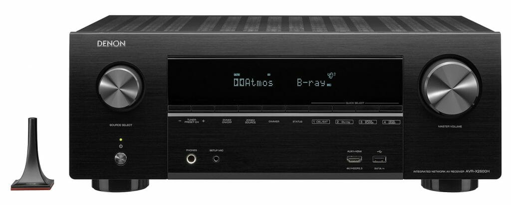 Frontabbildung des AVR-X2600H mit dem Mikrofon für die Audyssey Raumkalibrierung