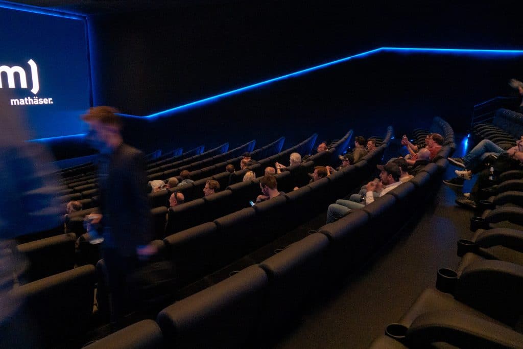 Der Dolby Cinema Kinosaal wurde bewusst sehr dunkel gehalten. Die Kinosessel sind unglaublich bequem