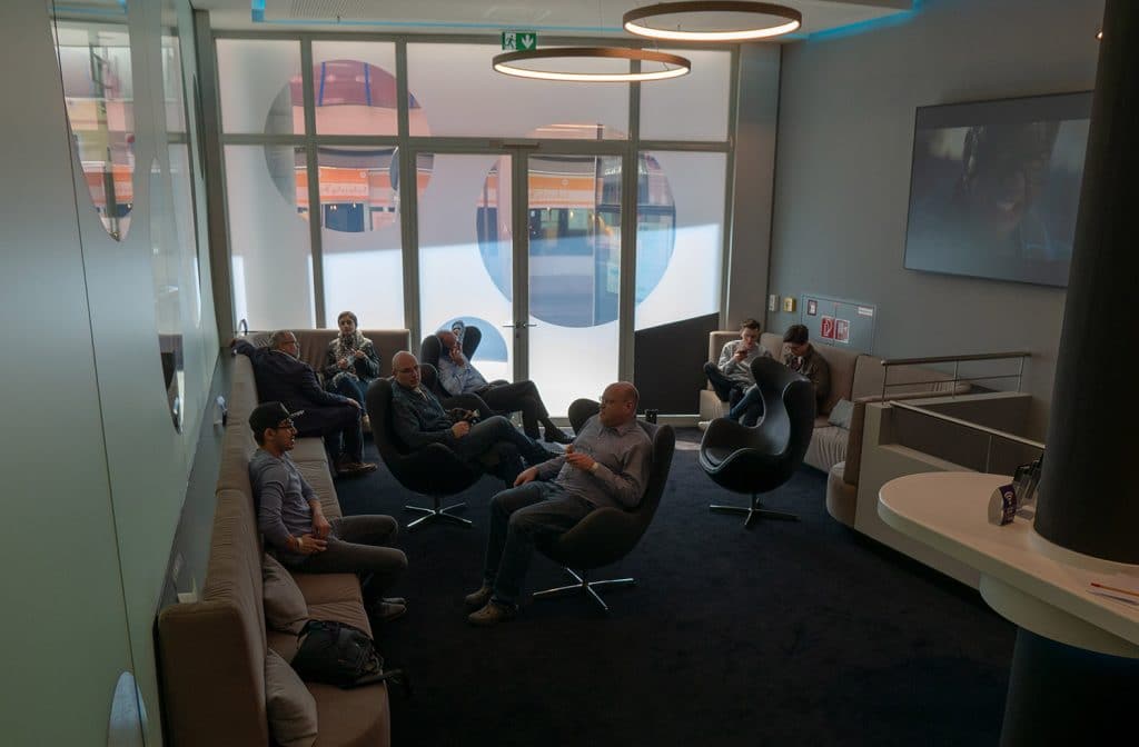 Vor dem Filmstart lässt es sich gemütlich in der Lounge fachsimpeln