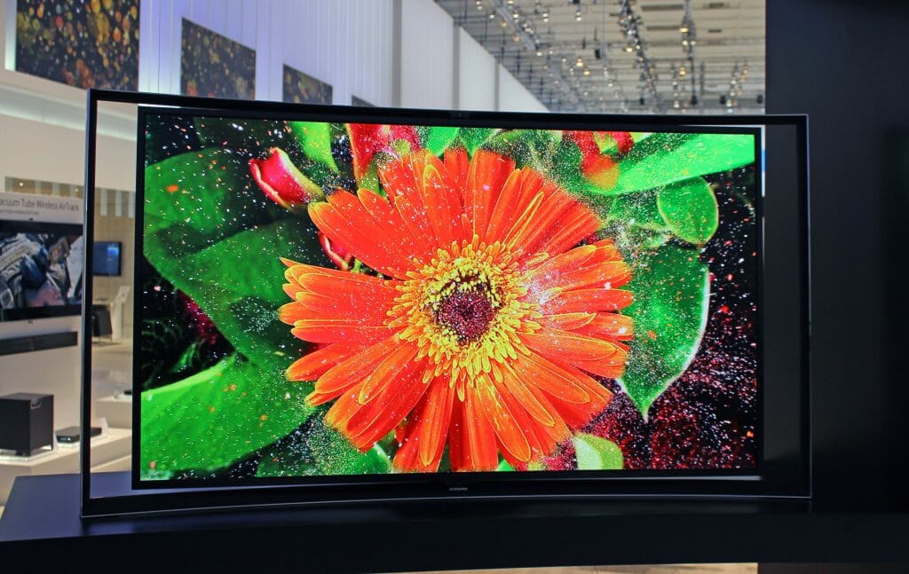 Samsung brachte mit dem S9C einen curved Full-HD OLED auf den Markt, wohl aber nur in homöopathischen Stückzahlen