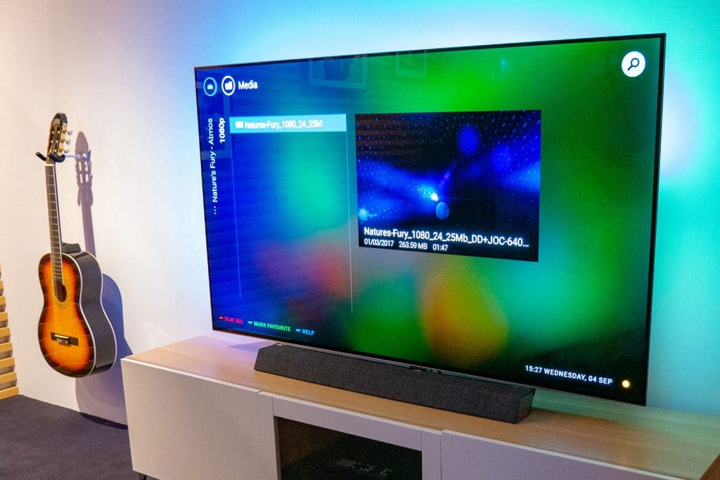 Der OLED754 bietet 3-seitiges Ambilight, wie der hier abgebildete OLED934, jedoch keine Soundbar-Option