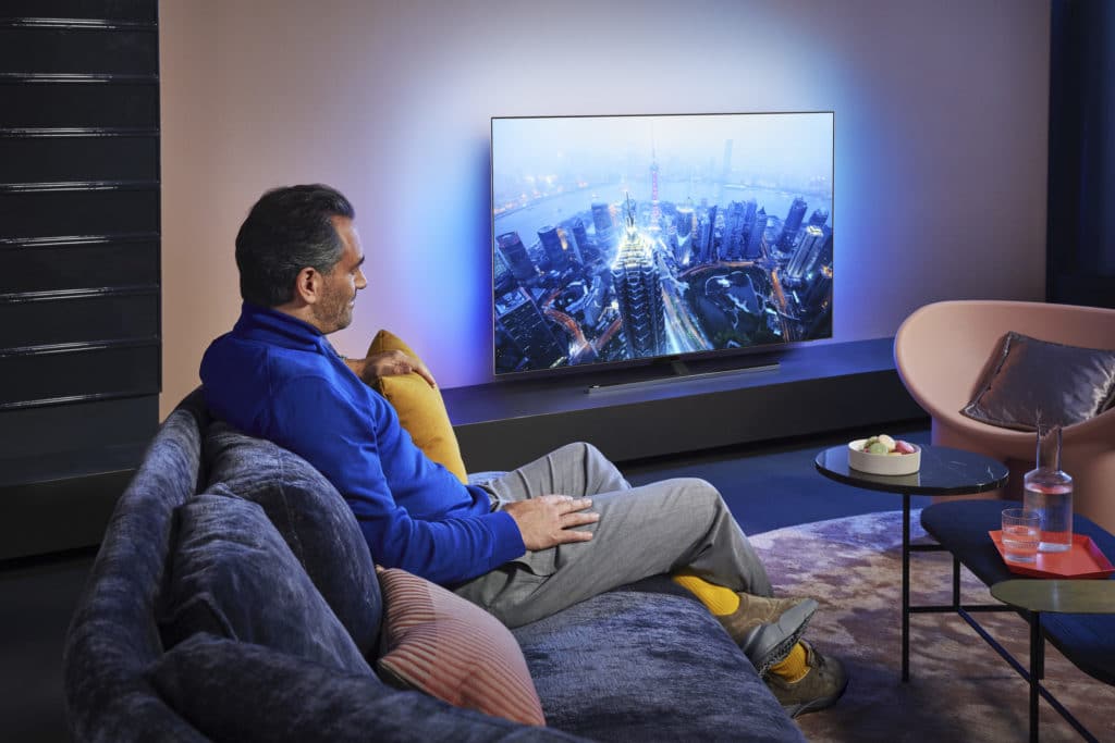 3-seitiges Ambilight wird es in diesem Jahr in allen TV-Modellen von Philips geben (Bild: OLED855)