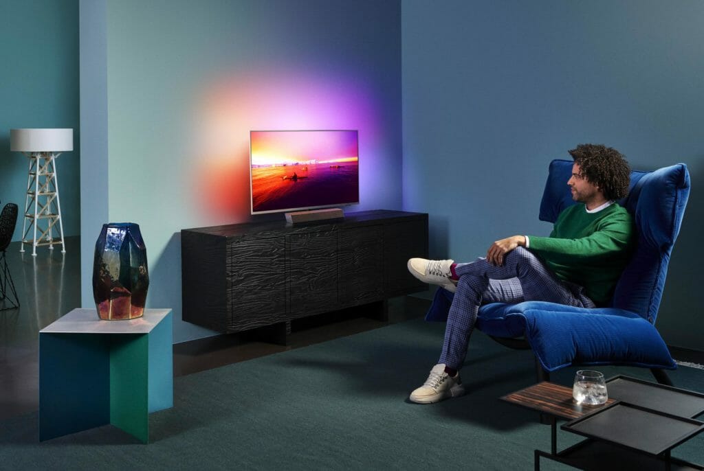 Der Philips PUS9235 ist ein 4K LCD TV mit 3-seitigem-Ambilight, Bower & Wilkins-Sound und Premium-Ambitionen