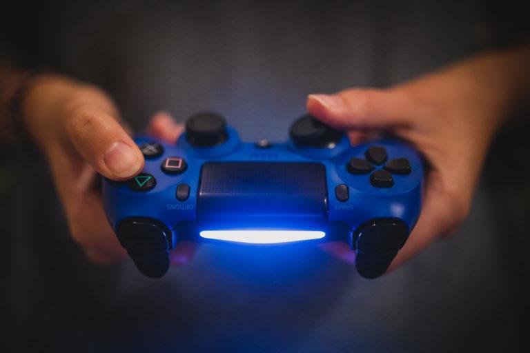 Aldi haut die Sony PlayStation 4 mit zwei DualShock 4 für nur 199 Euro raus
