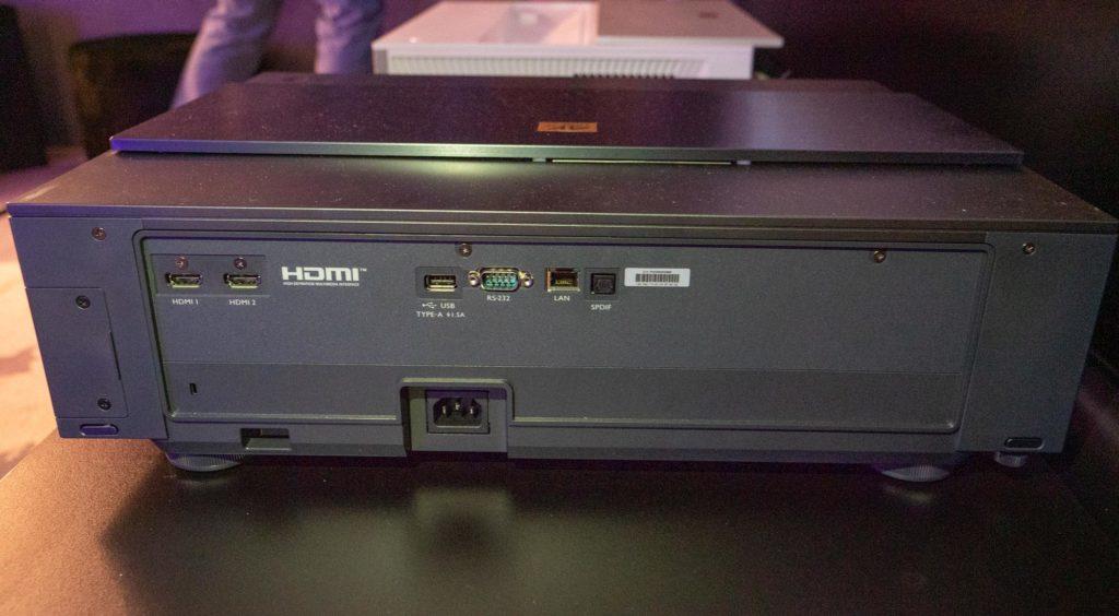Die Anschlüsse auf der Rückseite des V6100: 2x HDMI 2.0b, USB-A, RS-232, Ethernet (Lan) und SPDIF. WiFi und Bluetooth ist integriert
