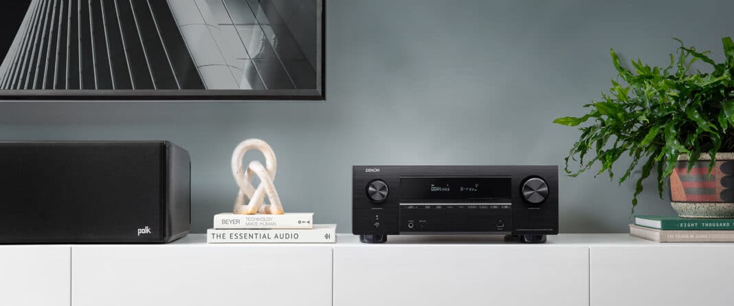 Der Denon AVC-X3700H f&uuml;hlt sich im Wohnzimmer daheim