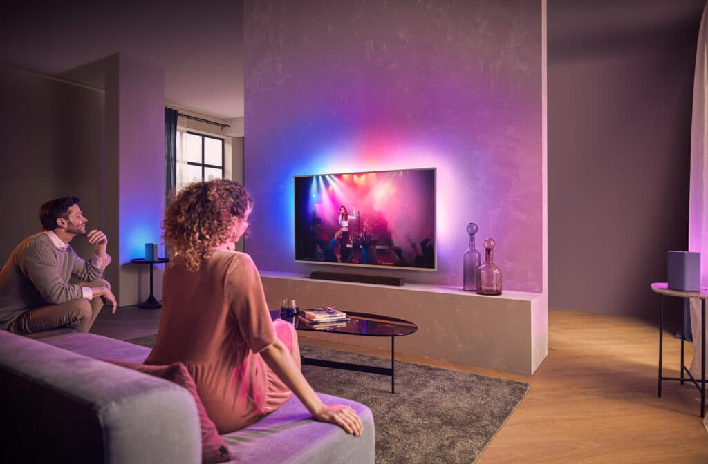 Zwei W6505 unterstützen eine Philips Soundbar bei der Klangwiedergabe