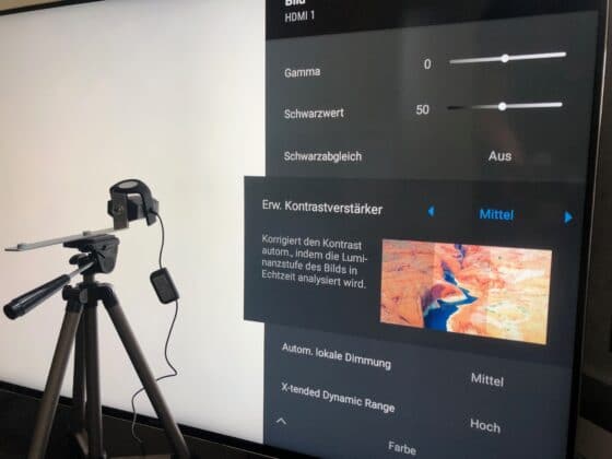 Die maximale Helligkeit von rund 740 nits erreicht der XH90 nur mit aktiviertem Kontrastverstärker und automatischem, lokalem Dimming (beide auf Mittel/Hoch)