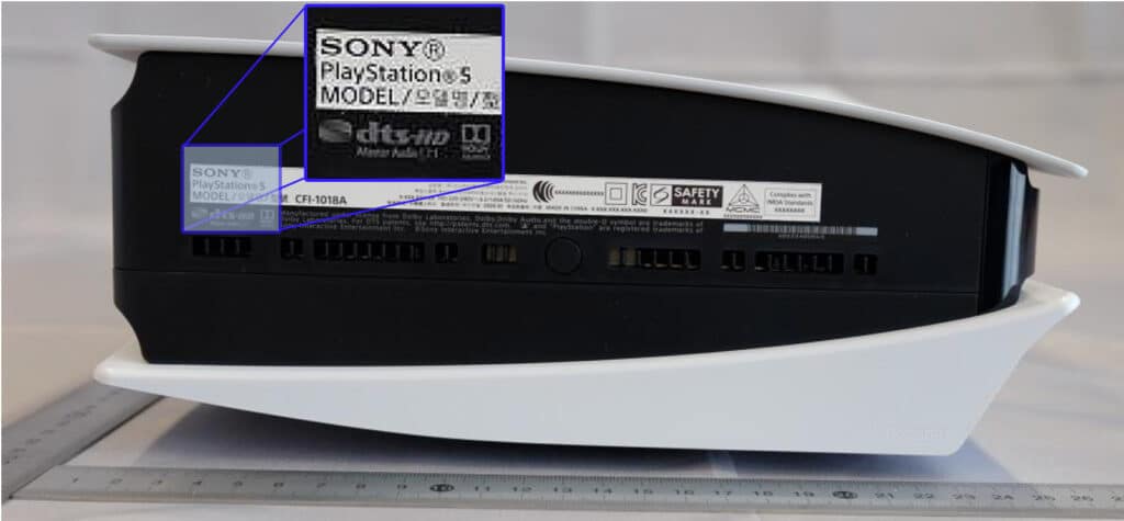 Die Labels auf der Unterseite der PS5 zeigen wohl DTS-HD Master Audio 7.1 und Dolby Audio