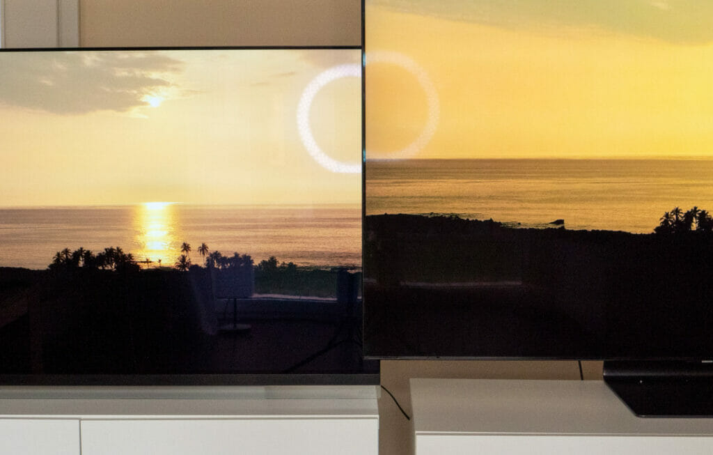 Im Vergleich: Der LG OLED E9 spiegelt im Vergleich mit dem Samsung QLED Q90T mit Ultra Black Elite