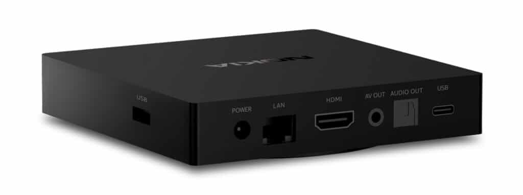Alle wichtigen Anschlüsse vorhanden: Gigabit-Lan, HDMI 2.0, AV-Out, digital-optisches Audio-Out (S/Pdif) und USB-C. Seitlich zudem ein USB-A Anschluss.