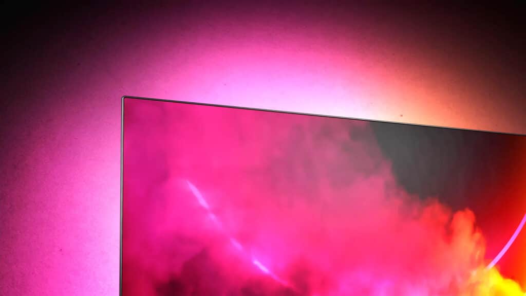 Durch den schlanken Rahmen der 4K OLED TVs von Philips geht das Bild fast direkt in die Ambilight-Beleuchtung über!