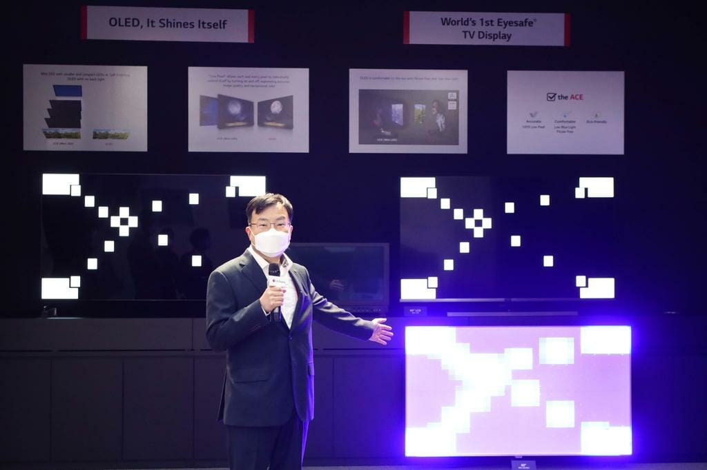 LG Display trat in seiner Präsentation auch den direkten Vergleich zwischen OLED und Mini-LED an (obwohl LG Electronics einen Mini LED TV in den Handel bringt)