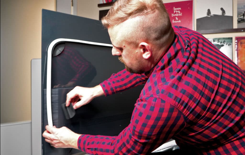 Die Installation des Philips Hue Play Gradient Lighstrip war nach Zuhilfenahme eines Zollstocks in rund 5 Minuten erledigt