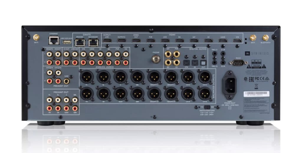 Schön aufgeräumt: Die Anschlüsse des 16-Kanal-Vorverstärkers JBL Synthesis SDP-55