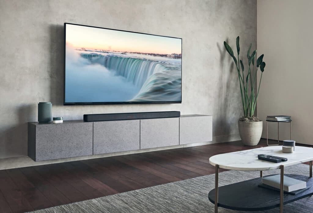 Mit 1.3 Meter ist die Sony HT-A7000 alles andere als Klein. Zum Vergleich: über der Soundbar hängt wohl ein 75 Zoll TV