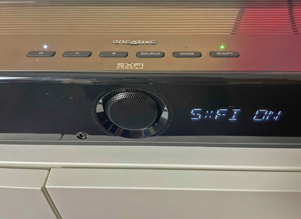 Die Funktionstasten auf der Oberseite der SXFI Carrier Soundbar sowie das LCD-Display